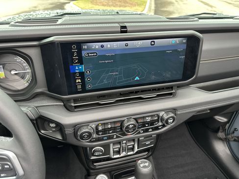 Used 2025 Jeep Wrangler Sahara image 29