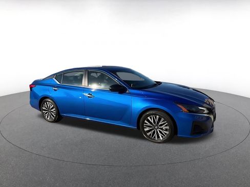 Used 2025 Nissan Altima 2.5 SV image 2