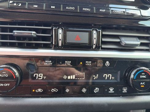 Used 2025 Nissan Pathfinder SL FWD image 15