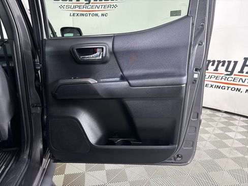 Used 2016 Toyota Tacoma TRD Sport image 25