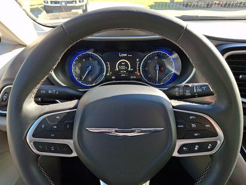 Used 2024 Chrysler Pacifica Touring-L image 21