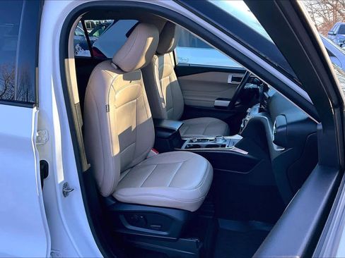 Used 2021 Ford Explorer XLT w/ Equipment Group 202A image 8