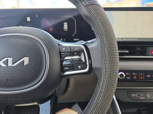 Used 2025 Kia Carnival SX FWD image 22