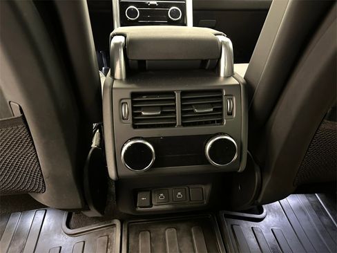 Used 2024 Land Rover Discovery Dynamic SE image 18