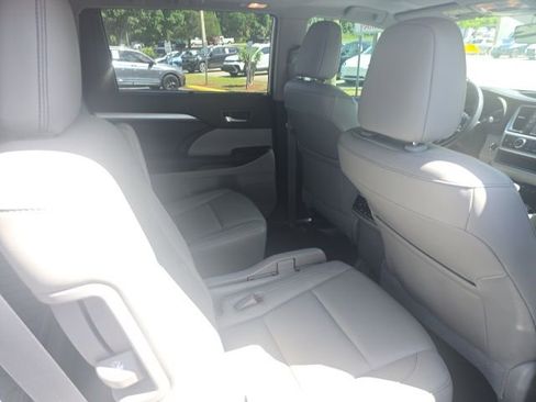 Used 2018 Toyota Highlander XLE image 16