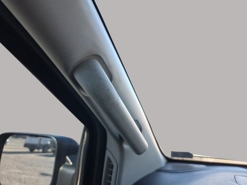 Used 2019 Nissan Titan S image 34