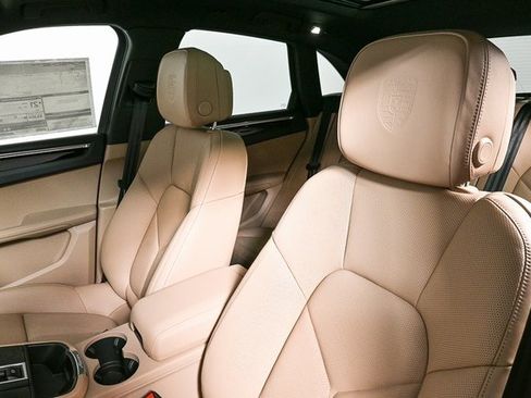 Certified 2025 Porsche Macan image 5