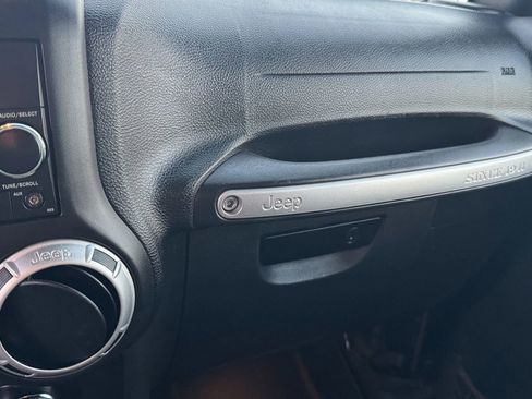 Used 2016 Jeep Wrangler Unlimited Sahara w/ Connectivity Group image 31