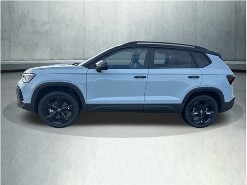 New 2026 Volkswagen Taos SE image 2