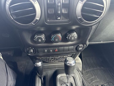 Used 2017 Jeep Wrangler Unlimited Sahara w/ Connectivity Group image 17