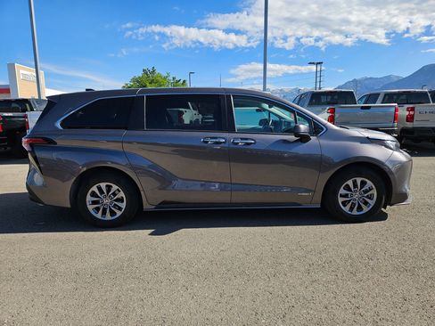 Used 2021 Toyota Sienna XLE AWD/4WD image 2