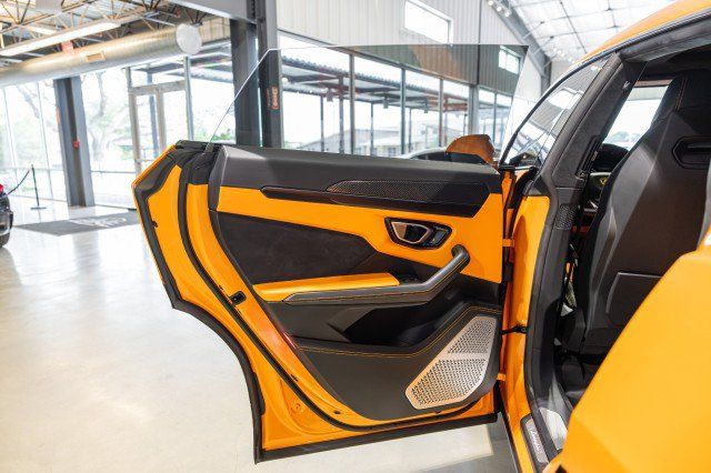 Used 2022 Lamborghini Urus AWD/4WD image 33