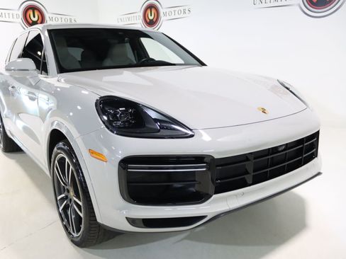 Used 2020 Porsche Cayenne Turbo AWD/4WD image 34