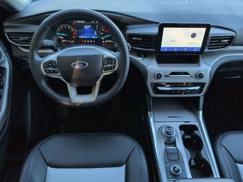 Used 2024 Ford Explorer XLT w/ Equipment Group 202A image 4