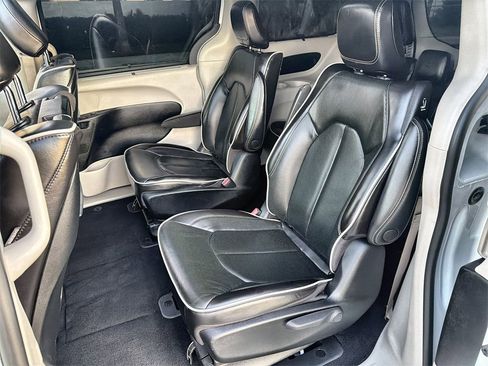 Used 2023 Chrysler Pacifica Limited w/ Uconnect Theater Family Group image 25