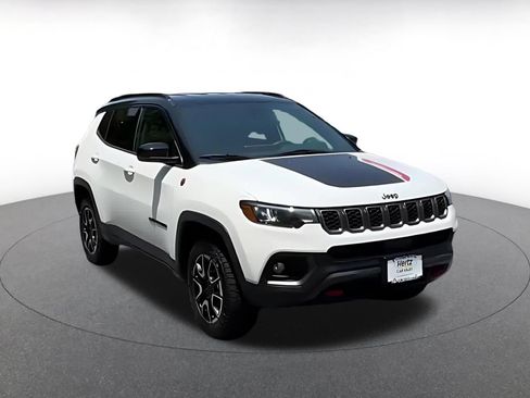 Used 2025 Jeep Compass Trailhawk AWD/4WD image 3