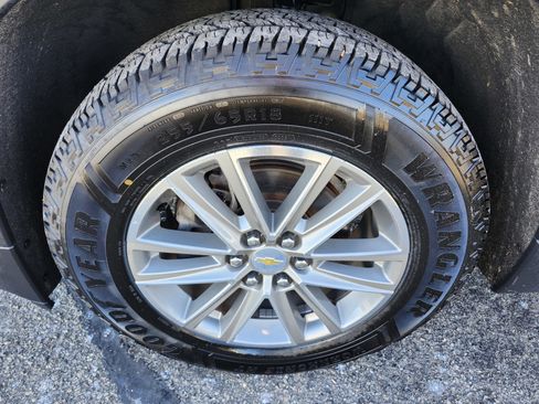 Used 2023 Chevrolet Traverse LT image 9