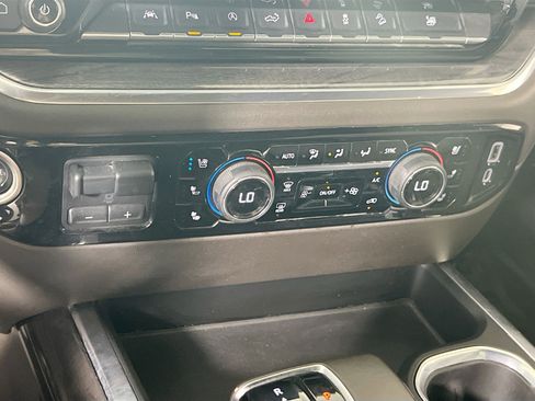 Used 2022 Chevrolet Silverado 1500 LTZ w/ LTZ Convenience Package II AWD/4WD image 15
