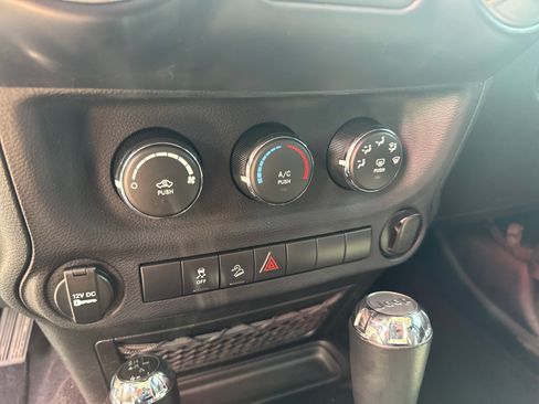 Used 2017 Jeep Wrangler Sport w/ Connectivity Group AWD/4WD image 18