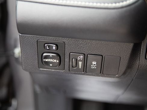 Used 2015 Toyota RAV4 Limited image 17