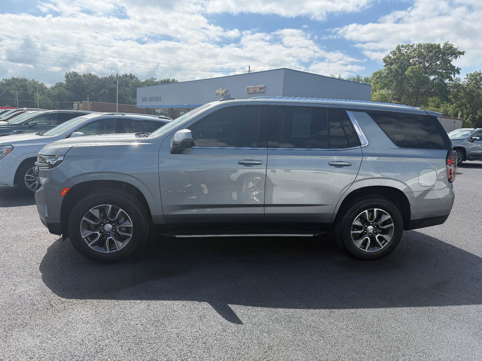 Used 2024 Chevrolet Tahoe LT w/ LT Signature Package AWD/4WD image 2