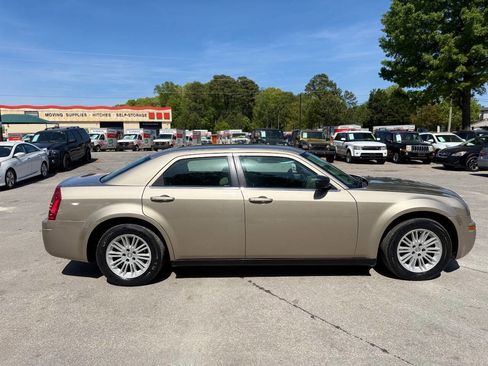 Used 2009 Chrysler 300 LX image 3