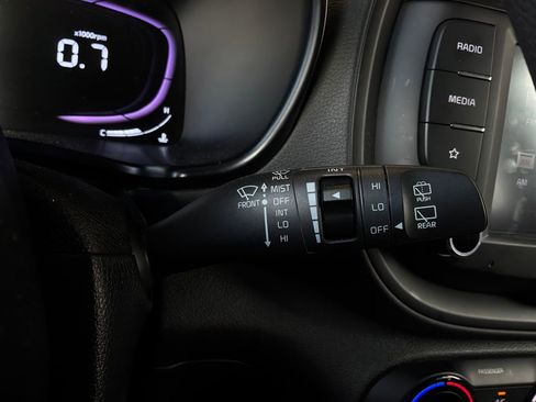 Used 2025 Kia Soul LX w/ LX Technology Package FWD image 34