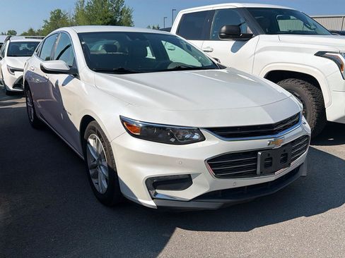 Used 2017 Chevrolet Malibu LT w/ Leather Package FWD image 3