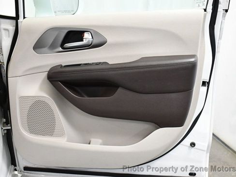 Used 2017 Chrysler Pacifica Touring-L image 13