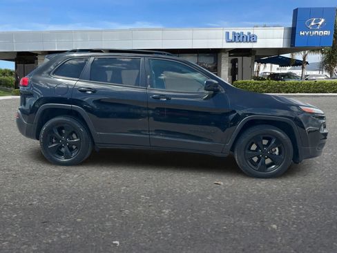 Used 2018 Jeep Cherokee Latitude w/ Altitude Package AWD/4WD image 9