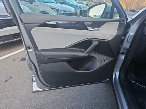 New 2025 Volkswagen Tiguan SE image 12