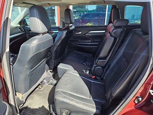Used 2014 Toyota Highlander XLE FWD image 12