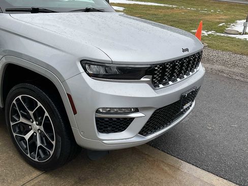 Used 2024 Jeep Grand Cherokee Summit image 10