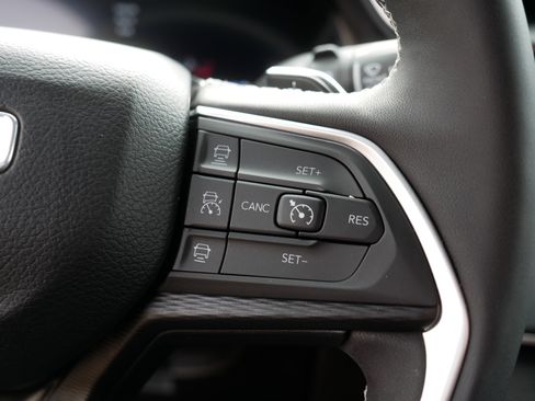 Used 2023 Jeep Grand Cherokee L Laredo image 28