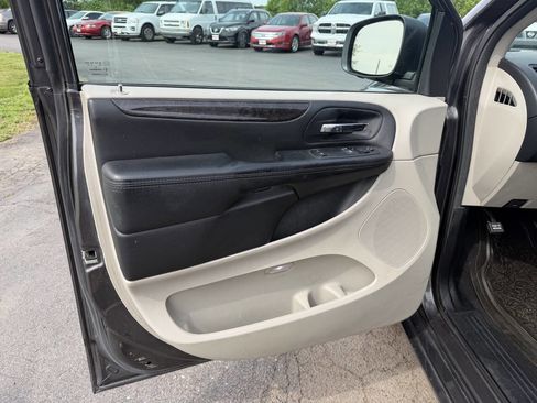 Used 2016 Dodge Grand Caravan SE w/ Quick Order Package 29E SE FWD image 13