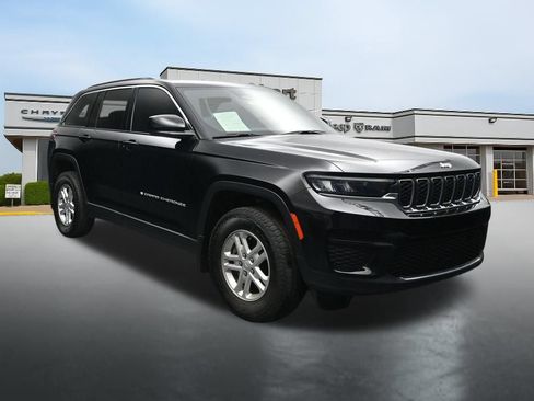 Used 2024 Jeep Grand Cherokee Laredo w/ MOPAR Finishing Package AWD/4WD image 7