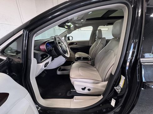 Used 2019 Chrysler Pacifica Limited FWD image 12