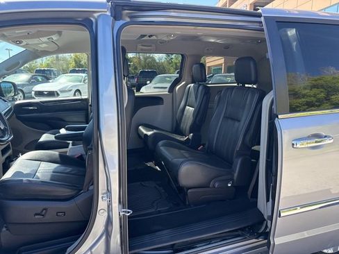Used 2016 Chrysler Town & Country Touring image 13