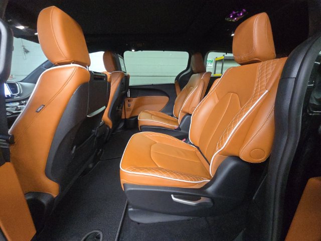 Used 2024 Chrysler Pacifica Pinnacle AWD/4WD image 7