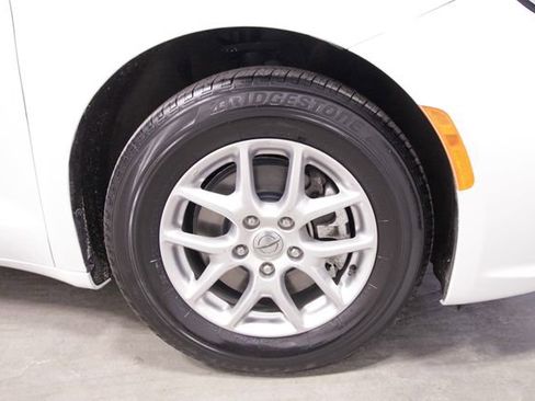 Used 2024 Chrysler Pacifica Touring-L image 11