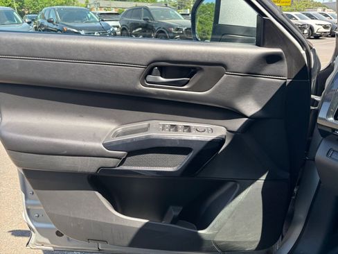 Used 2025 Nissan Pathfinder SV image 18