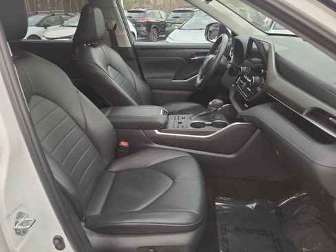 Used 2023 Toyota Highlander XLE image 18