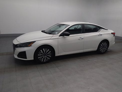 Used 2025 Nissan Altima 2.5 SV FWD image 2