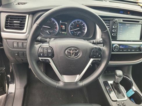 Used 2019 Toyota Highlander image 30
