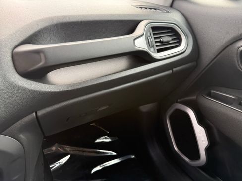 Used 2019 Jeep Renegade Sport image 28