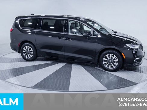 Used 2023 Chrysler Pacifica Touring-L FWD image 13