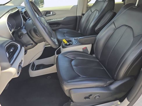 Used 2023 Chrysler Pacifica Touring-L FWD image 11
