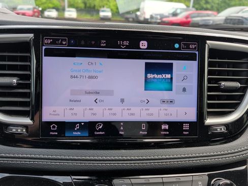 Used 2023 Chrysler Pacifica Touring-L w/ Uconnect Theater Family Group FWD image 17