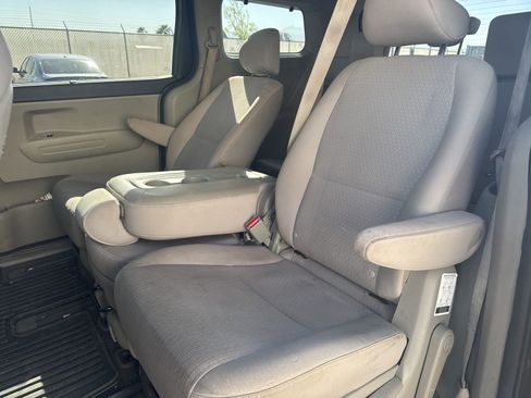 Used 2016 Kia Sedona LX w/ LX Convenience Package image 9