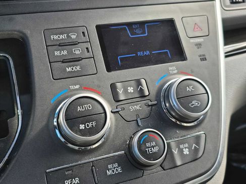 Used 2017 Toyota Sienna XLE image 27